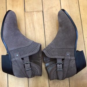 Vince Camuto Size 9 Booties - never been worn
